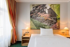 Hypo-allergenic bedding, desk, blackout drapes, free WiFi
