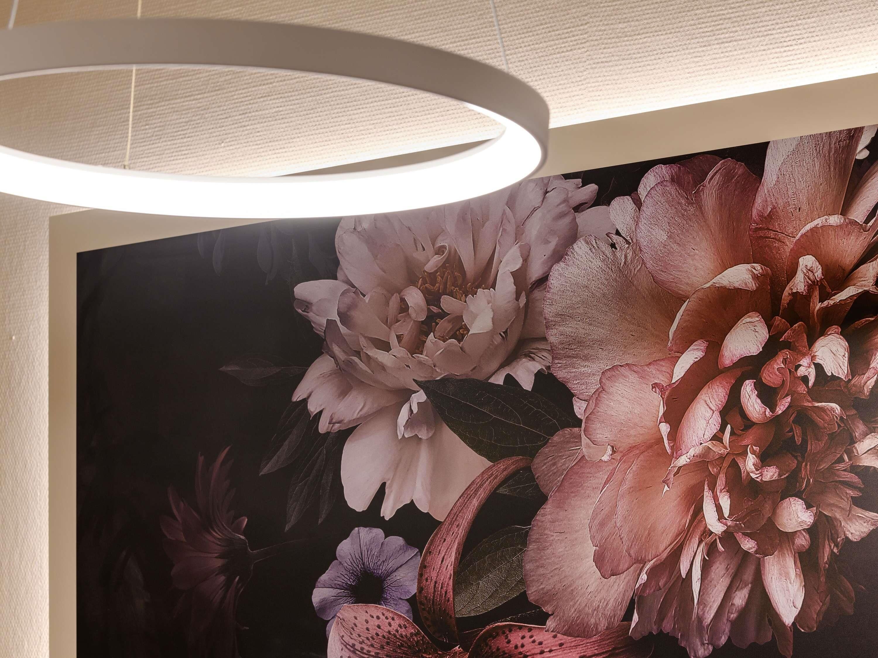 Een muur met een bloemenmuur.