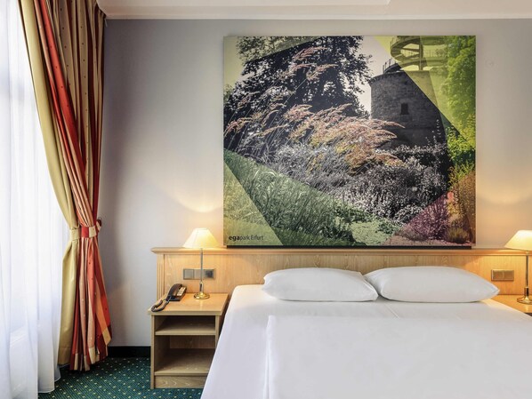 Hypo-allergenic bedding, in-room safe, desk, blackout curtains