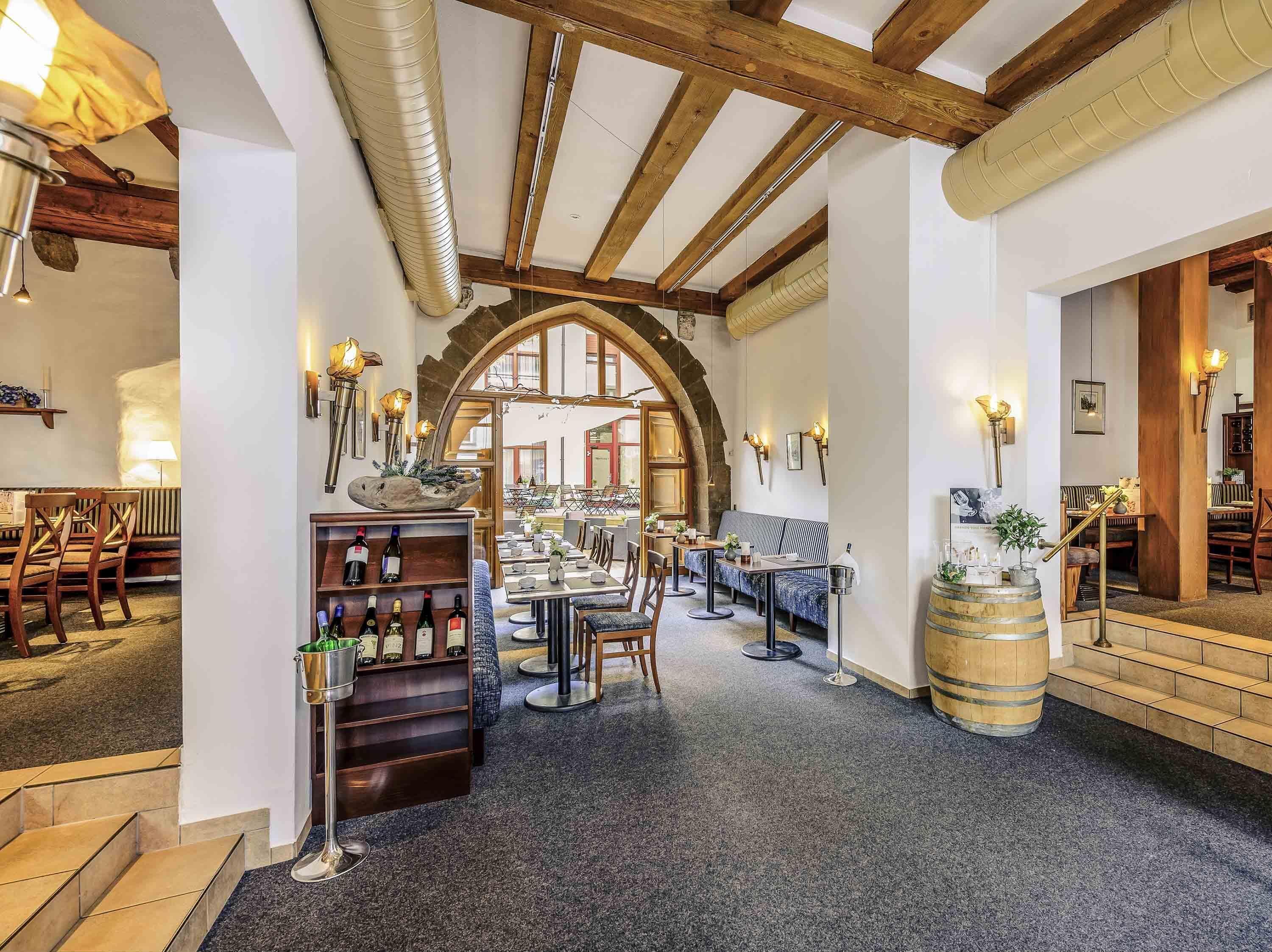 Serveert ontbijt en diner, internationale gerechten