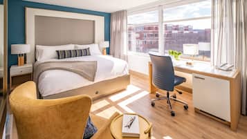 Ropa de cama de alta calidad y caja de seguridad en la habitación