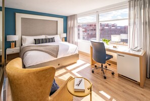 Standaard kamer, 1 kingsize bed | Luxe beddengoed, een kluis op de kamer, een bureau, een laptopwerkplek