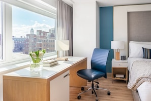 Hochwertige Bettwaren, Zimmersafe, Schreibtisch
