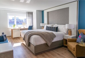 Ropa de cama de alta calidad y caja de seguridad en la habitación 