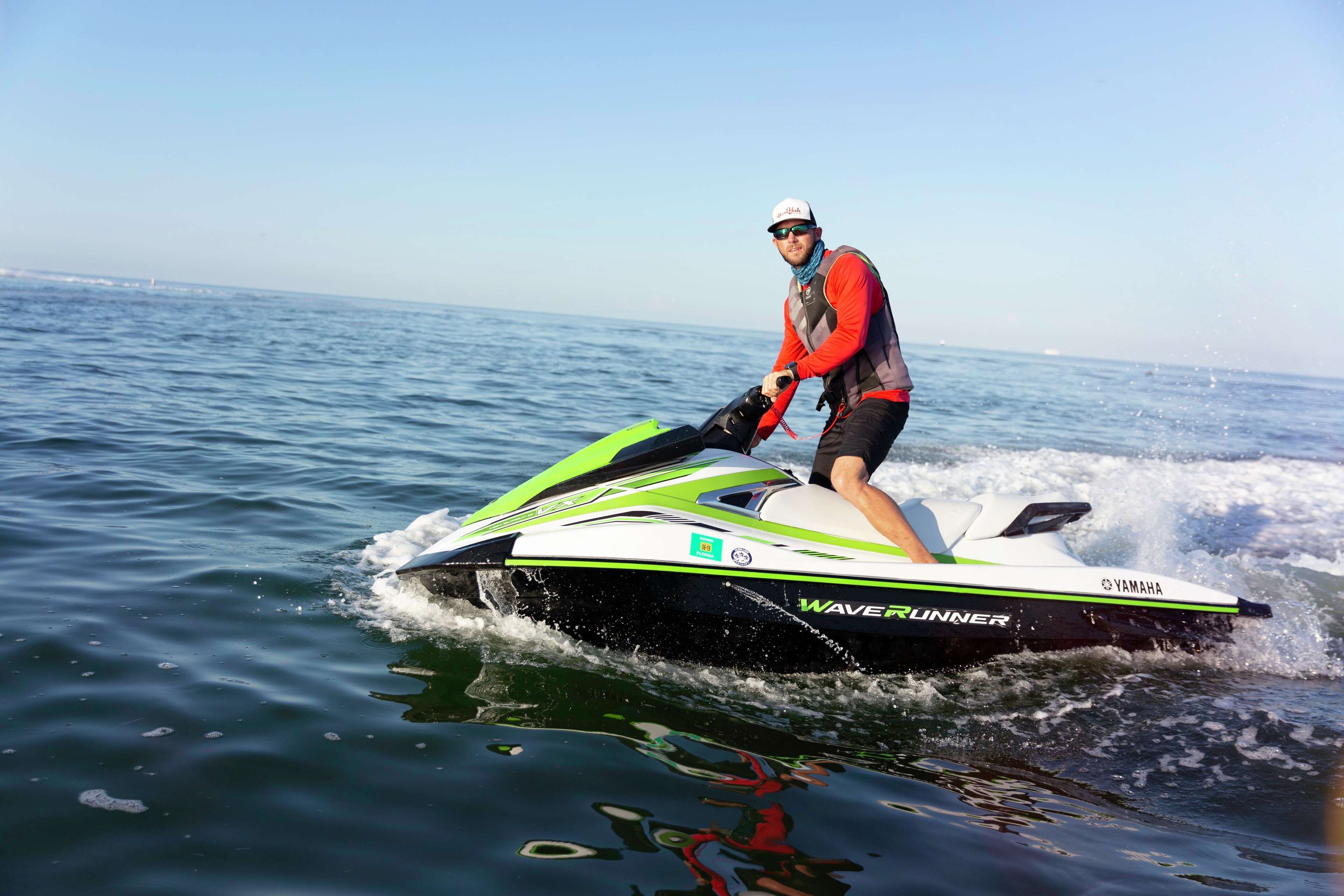 Iemand rijdt op een Yamaha WaveRunner jetski op het water.