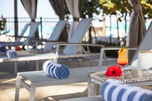 2 สระว่ายน้ำกลางแจ้ง, คาบาน่า (คิดค่าบริการ), ร่มริมสระว่ายน้ำ