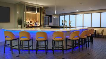 Serves breakfast, lunch, and dinner