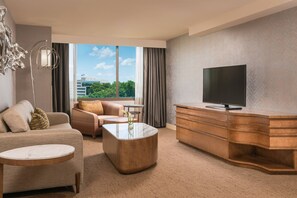 Junior-Suite, 1 King-Bett und Schlafsofa | Wohnbereich | 55-Zoll-Flachbildfernseher mit Digitalempfang, Fernseher, Netflix