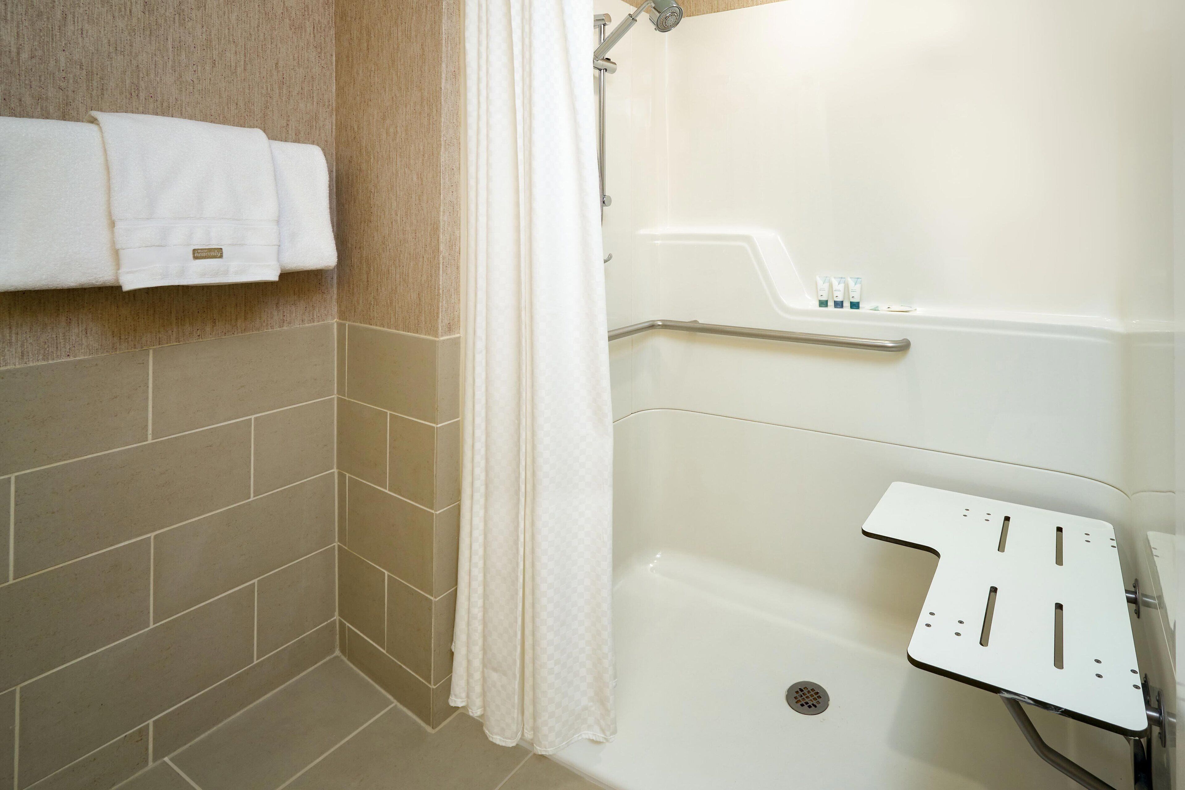 combined shower/bathtub, hair dryer, towels