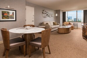 Hypo-allergenic bedding, pillowtop beds, in-room safe, desk - The Westin Tysons Corner (Falls Church)