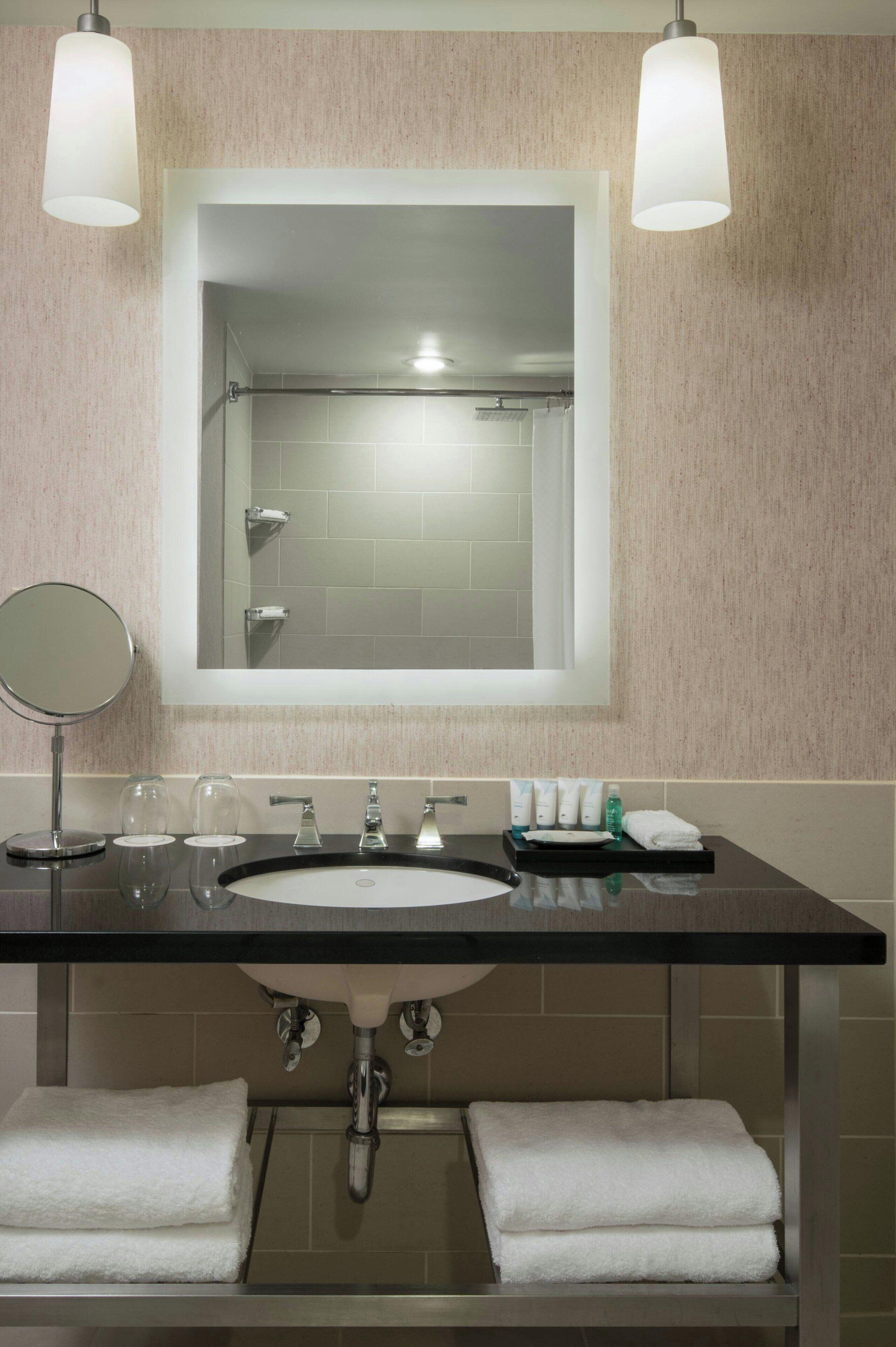 combined shower/bathtub, hair dryer, towels