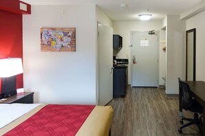 Standard Room, 1 King Bed, Non Smoking | Free WiFi, bed sheets, alarm clocks