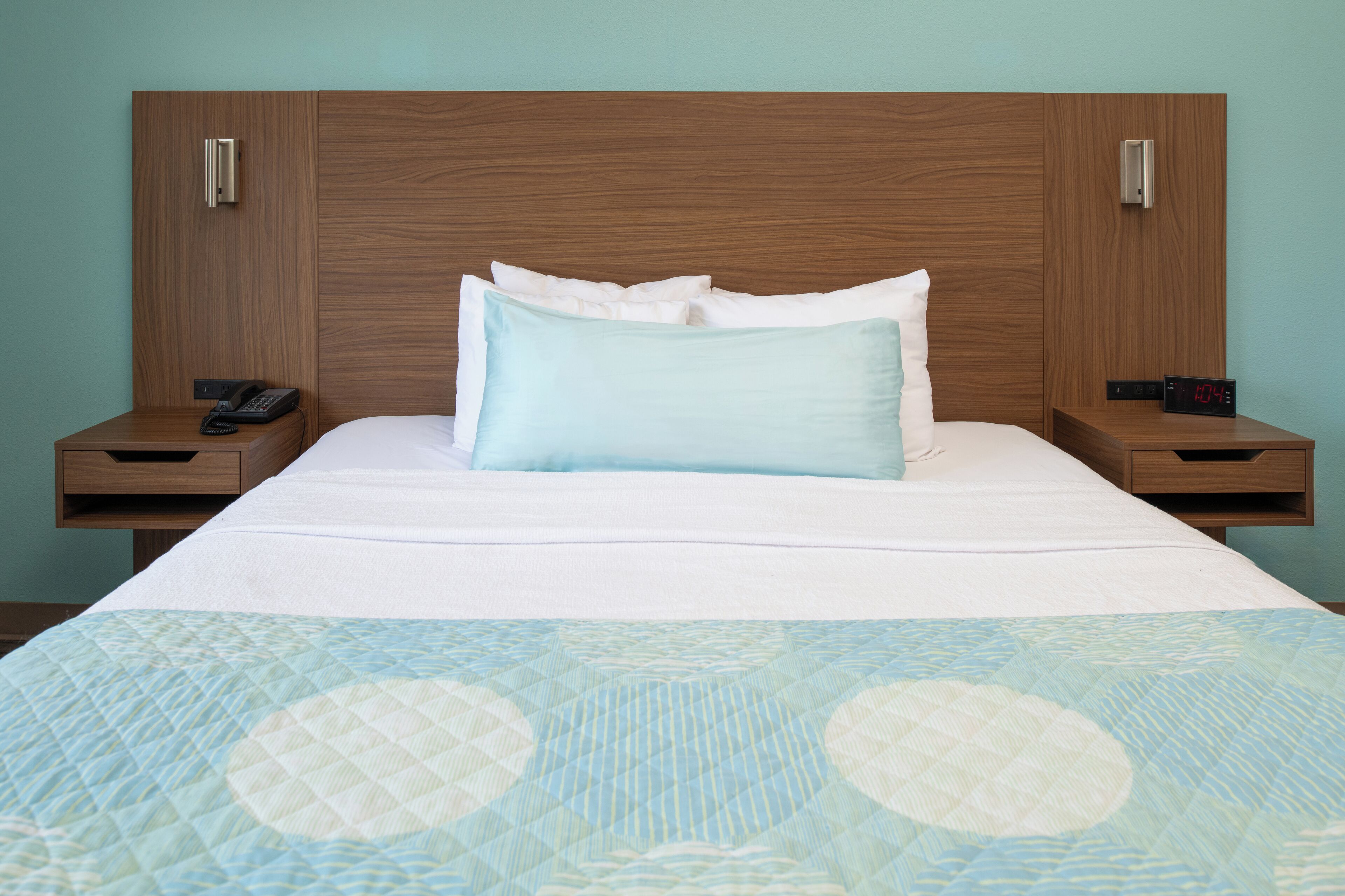 room, 1 king bed, non smoking | free wifi, bed sheets, alarm clocks