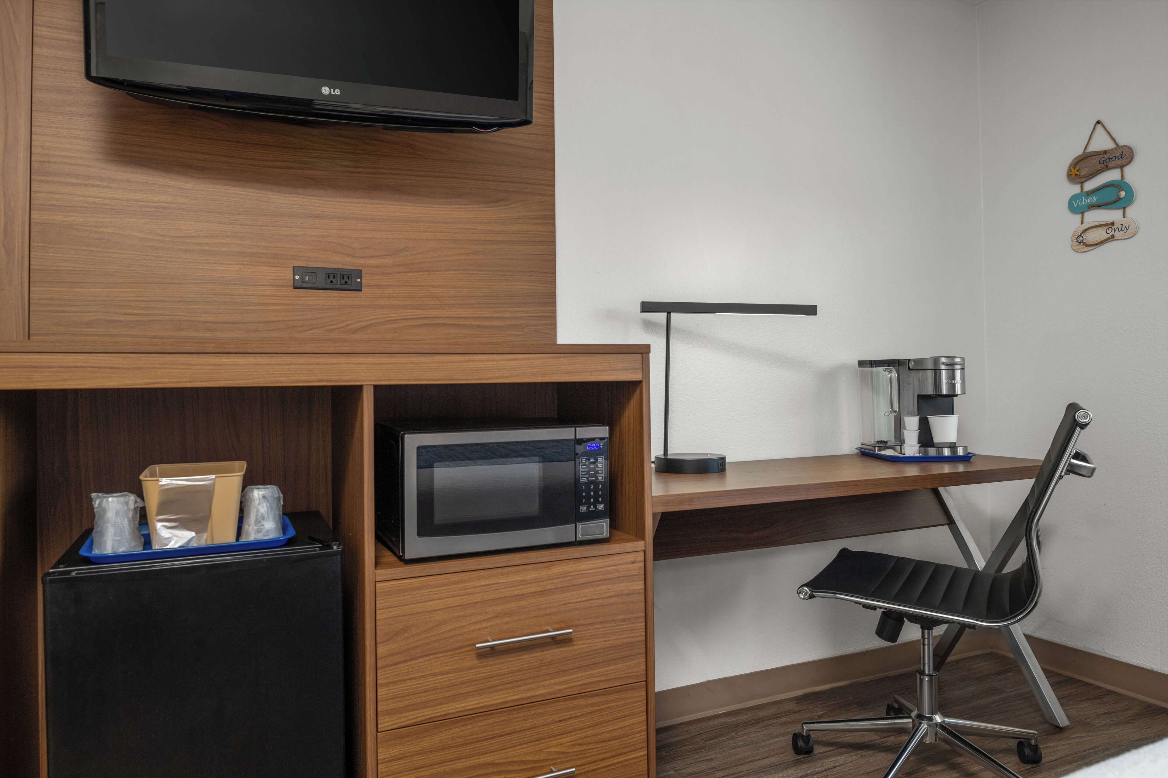 room, 1 queen bed, non smoking | free wifi, bed sheets, alarm clocks