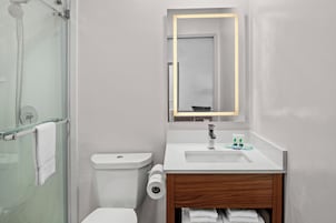 Ducha, artículos de tocador gratuitos, secador de pelo, toallas
