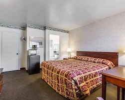 Desk, WiFi (free), bed sheets