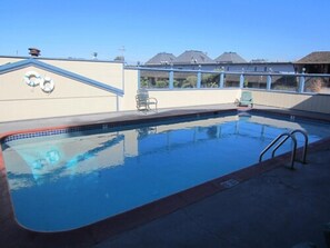 Una piscina al aire libre de temporada