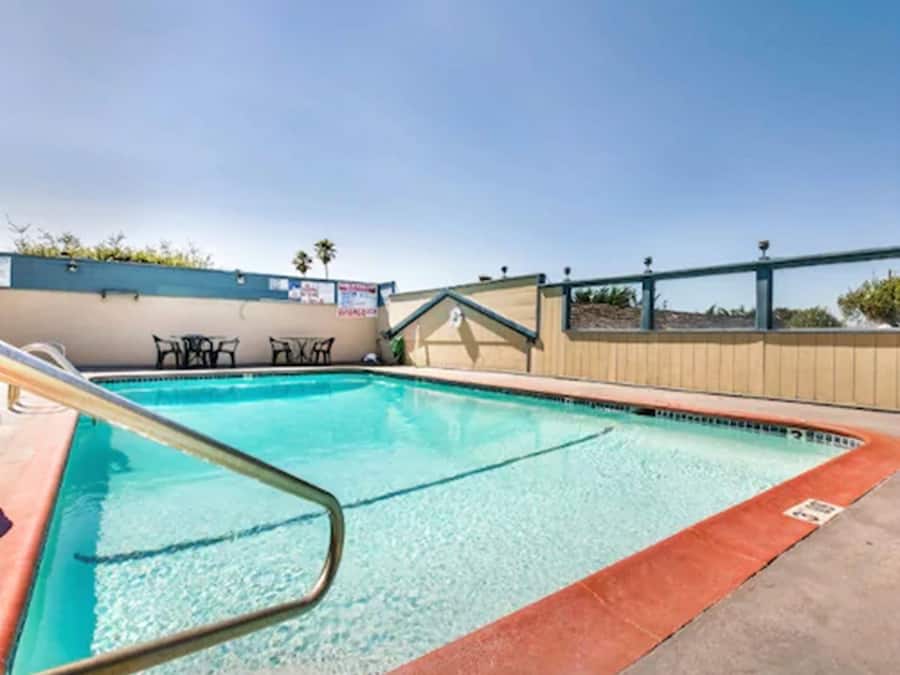 Een seizoensgebonden buitenzwembad