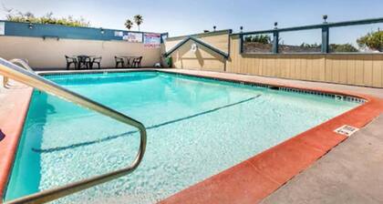 Monterey Fairgrounds Inn