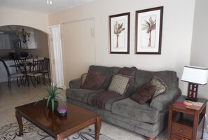 Condo Standard, 1 chambre, patio | Salle de séjour | Téléviseur à écran plat