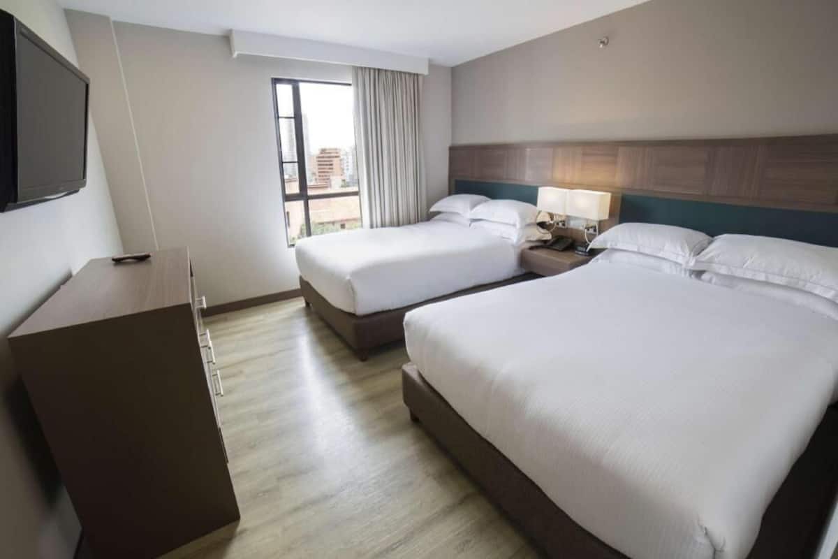 1 bedroom, Egyptian cotton sheets, premium bedding, down comforters