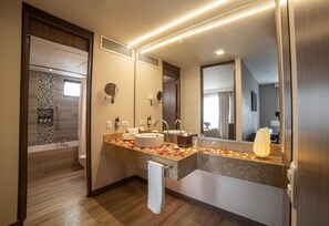 Suite, 1 King-Bett, Nichtraucher | Badezimmer | Dusche, kostenlose Toilettenartikel, Haartrockner, Bademäntel