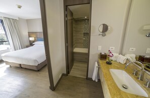 Suite, 1 cama de matrimonio grande, No fumadores | 1 dormitorio, sábanas de algodón egipcio, ropa de cama de alta calidad