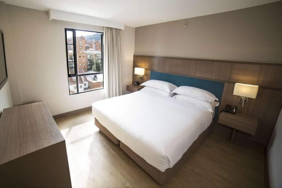 1 bedroom, Egyptian cotton sheets, premium bedding, down comforters