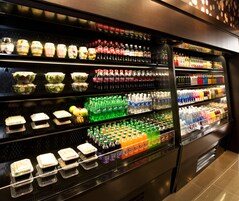 Un expositor refrigerado con diversos alimentos y bebidas.