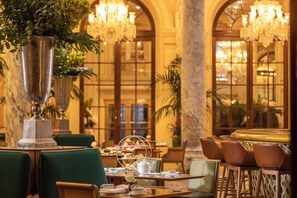 2 restaurantes; se sirven desayunos, comidas y cenas