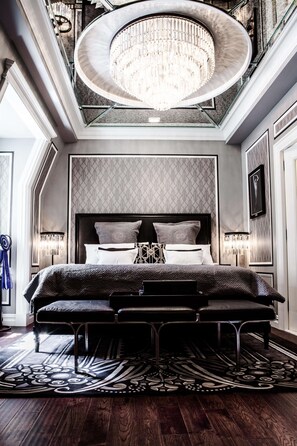 Gatsby Suite King | Premium bedding, minibar, in-room safe, individually decorated