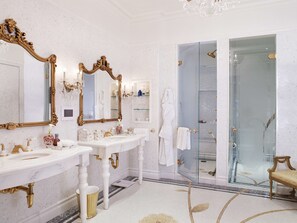 Suite - 1 soveværelse | Premium-sengetøj, dundyner, senge med topmadrasser, minibar