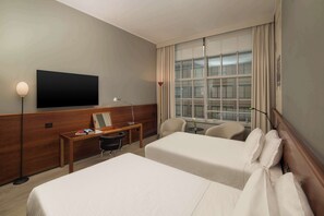 Ropa de cama hipoalergénica, edredones de plumas, minibar y caja fuerte
