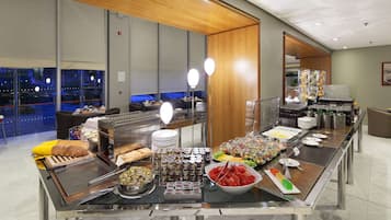 Se ofrece un desayuno bufé todos los días (por un coste adicional)