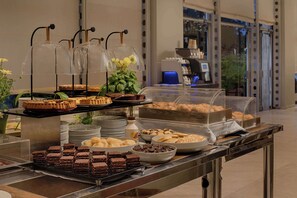 Déjeuner et dîner servis sur place