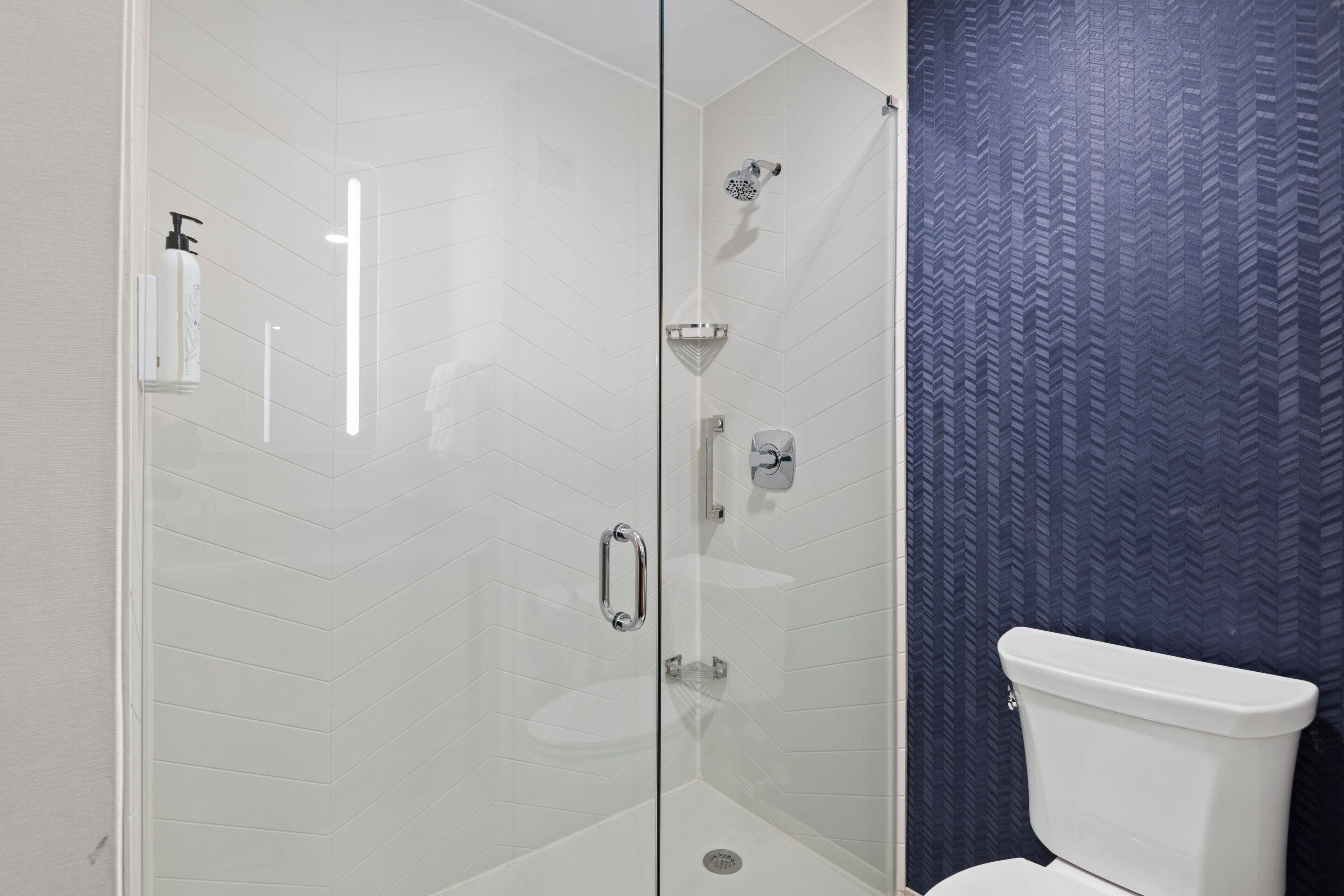 combined shower/bathtub, hair dryer, towels