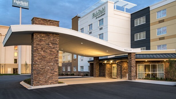 Un hôtel Fairfield by Marriott au design moderne, doté d’une entrée couverte et composé de plusieurs bâtiments.