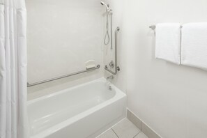 Habitación, 1 cama King size, para no fumadores | Baño | Tina con regadera, amenidades de baño ecológicas, secadora de cabello 