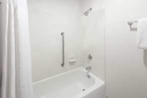 Tina con regadera, amenidades de baño ecológicas, secadora de cabello 