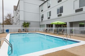 Outdoor pool, open 9:00 AM to 9:00 PM, sun loungers