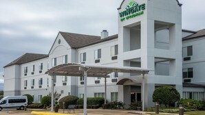 A multi-story hotel with a prominent sign reading 'Wingate by Wyndham.' - Wingate by Wyndham Shreveport Airport (Shreveport)