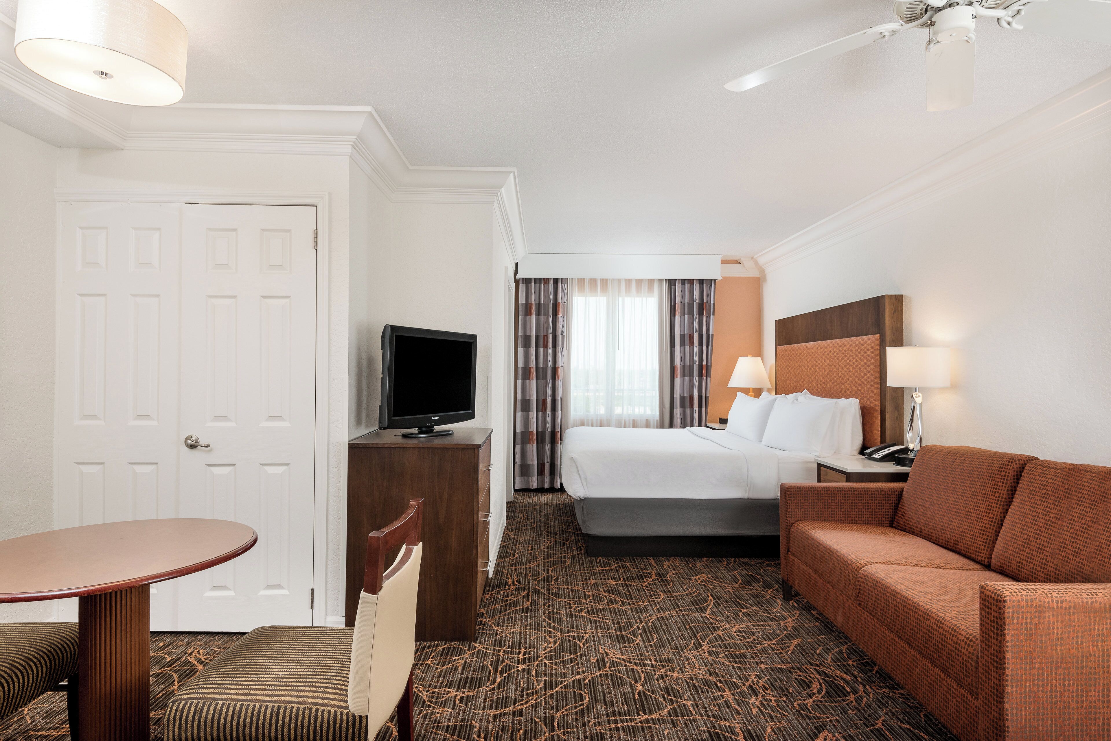 Suite, 1 King Bed | Desk, laptop workspace, iron/ironing board, free cots/infant beds
