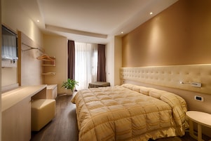 Hypo-allergenic bedding, in-room safe, desk, soundproofing