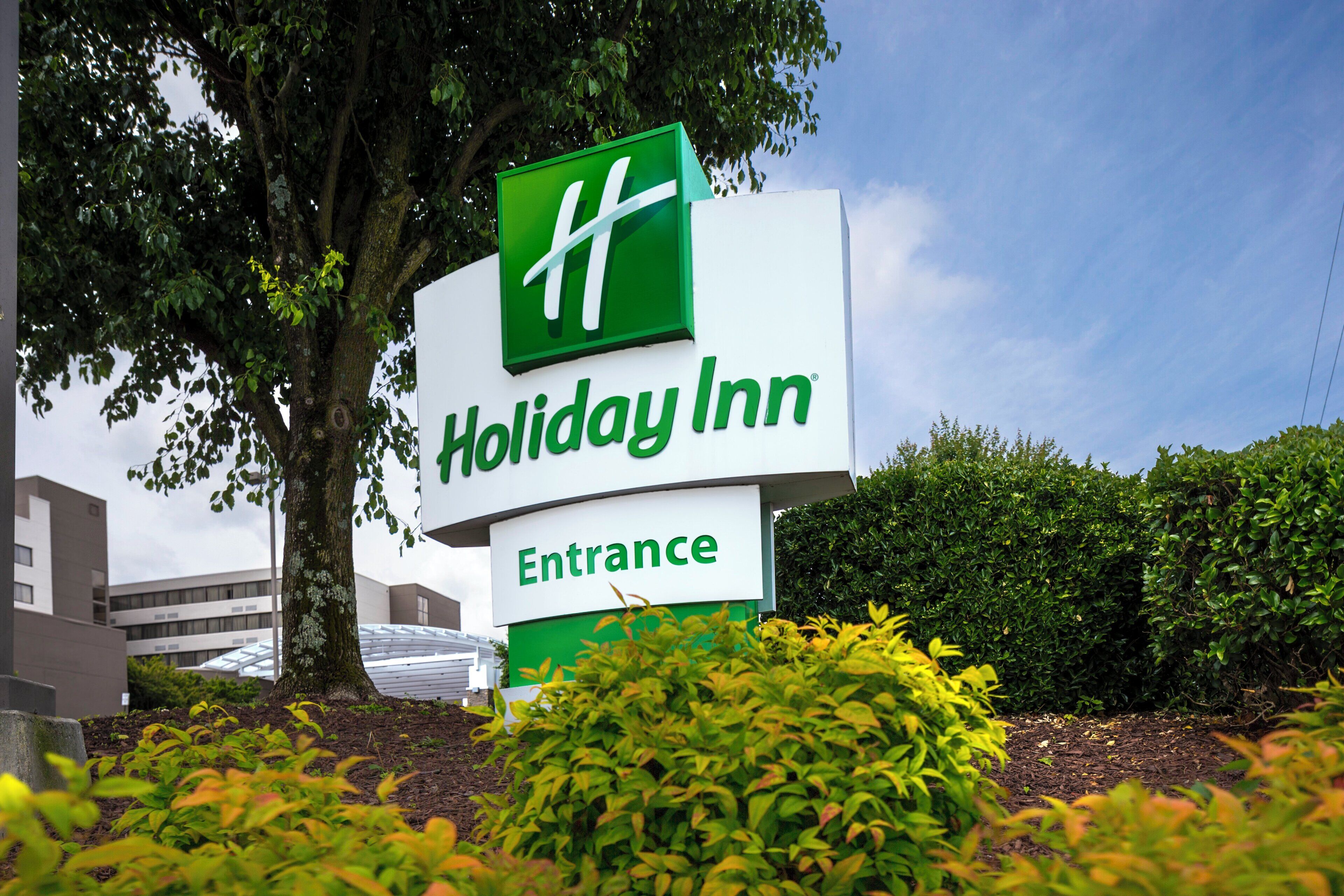 A Holiday Inn sign with an entrance label.
