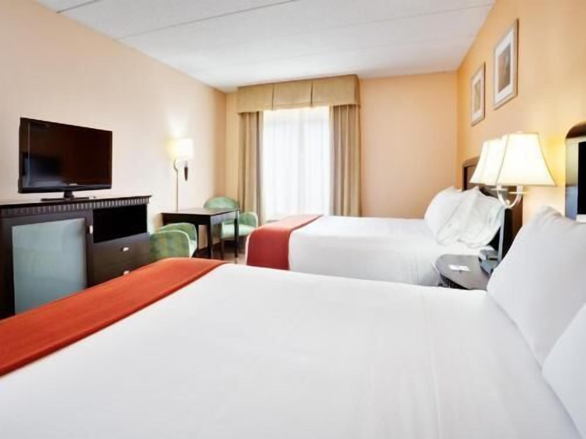 Premium bedding, in-room safe, desk, iron/ironing board