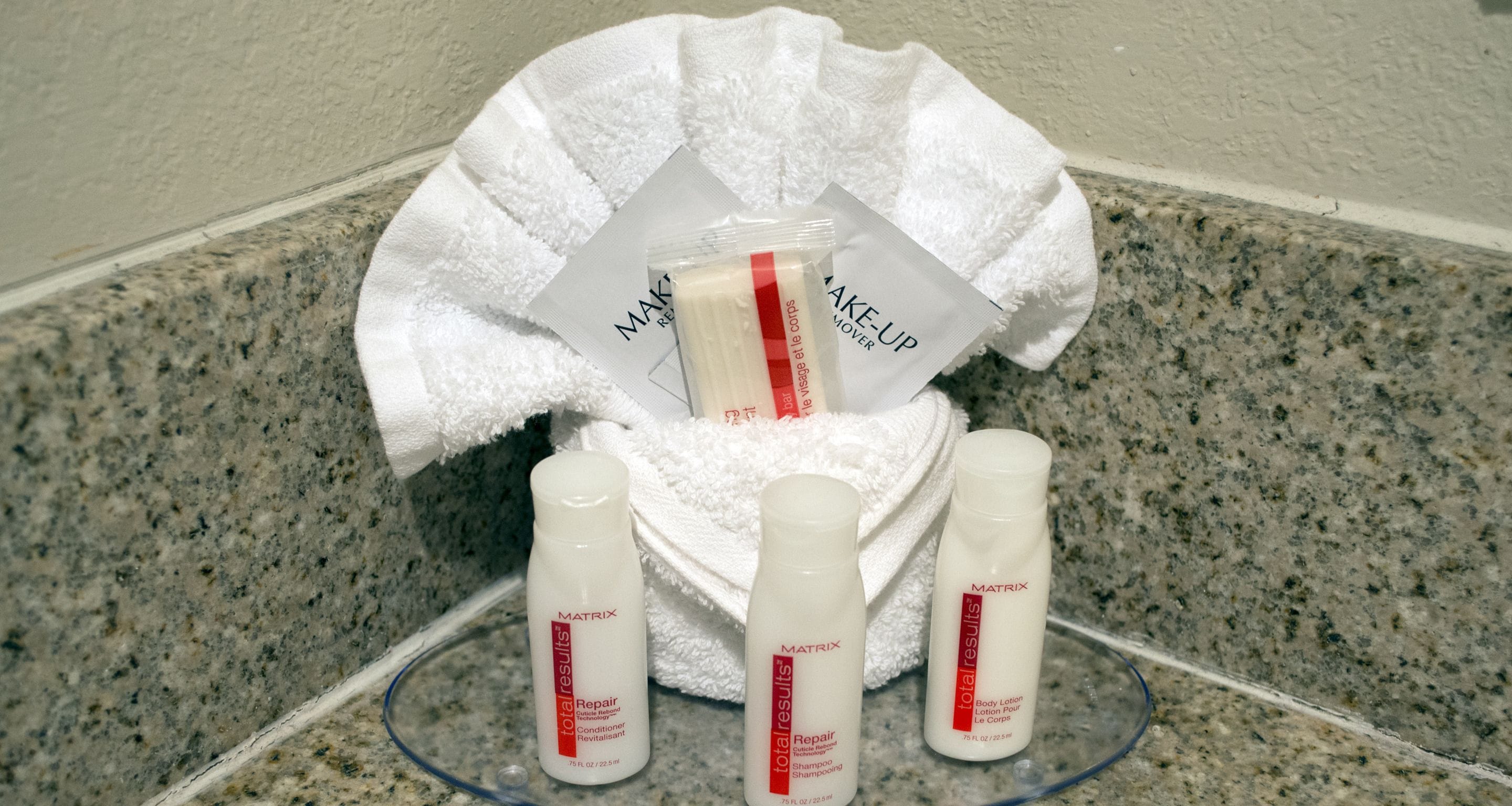 combined shower/bathtub, deep-soaking bathtub, free toiletries