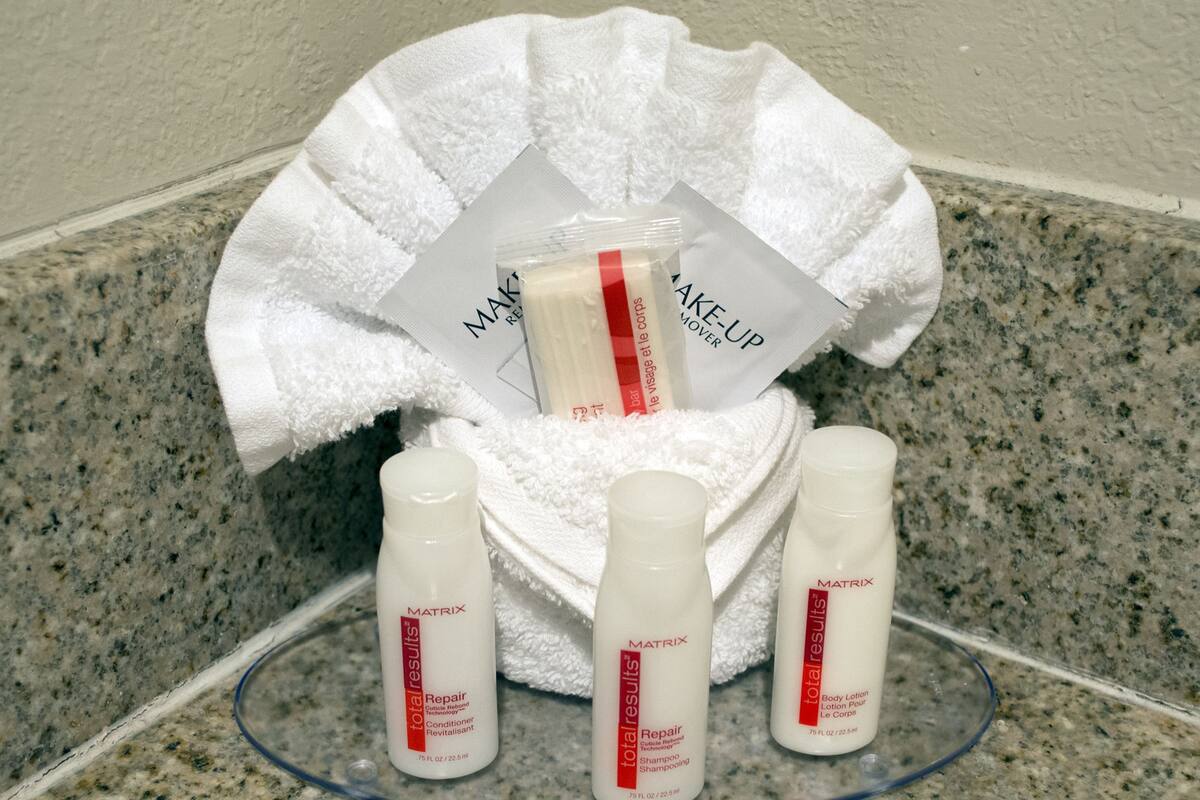 combined shower/bathtub, deep-soaking bathtub, free toiletries