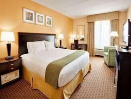 Room, 1 King Bed, Non Smoking | Premium bedding, in-room safe, desk, iron/ironing board