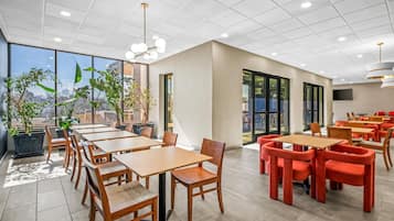 Café da manhã completo grátis