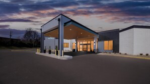 A gas station with a covered entrance and a clear sky. - Sonesta Select Hotels Statesville (Statesville)